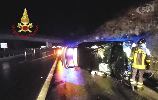 Sbanda con l'auto e finisce contro un muro