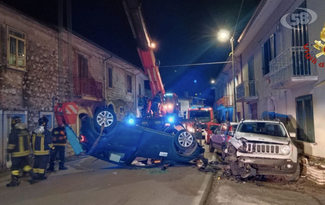 Sbanda, urta due auto e si ribalta: tre in ospedale