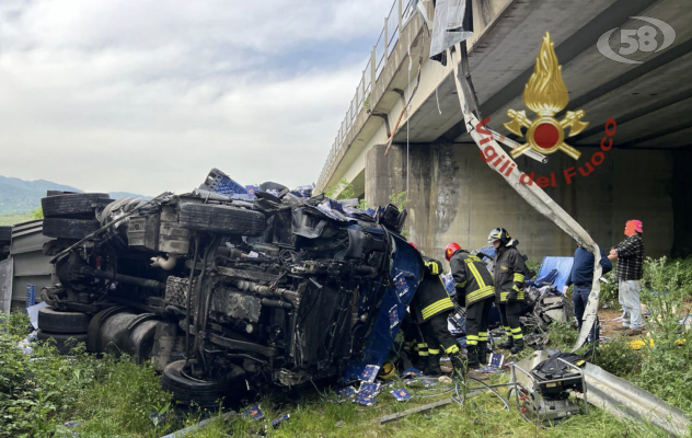 Tir precipita dal cavalcavia, conducente resta incastrato