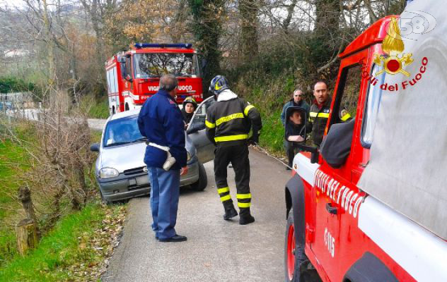 Ariano, auto in bilico su un precipizio. A bordo c'era un disabile