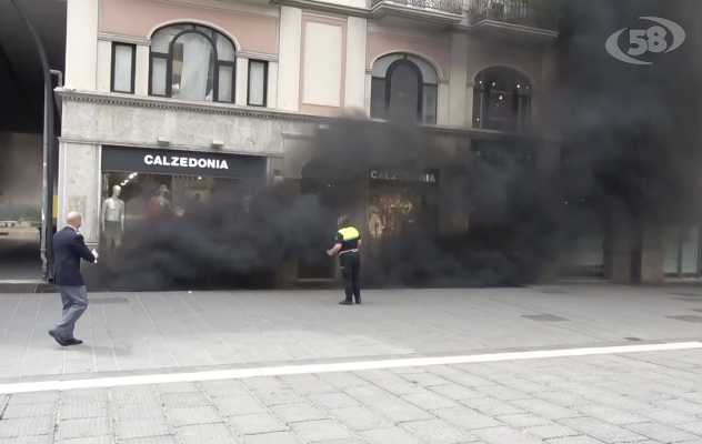 Fumo nero dai garage, paura sul corso ad Avellino