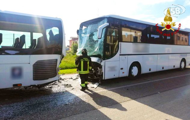 Violento impatto tra bus di linea, 5 feriti in ospedale 