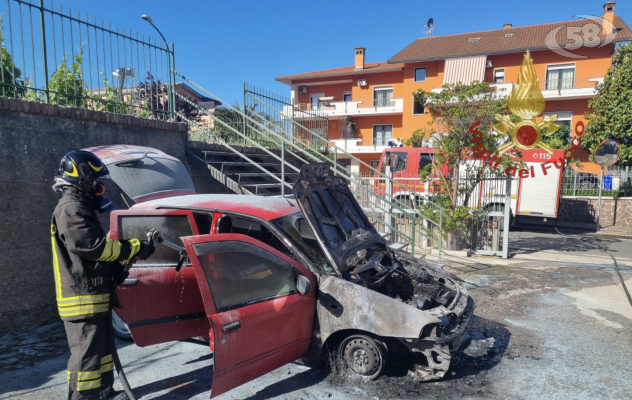 Ariano, auto in fiamme nel parcheggio della scuola