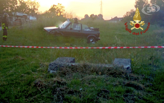 Sbanda e si ribalta con l'auto, muore 26enne