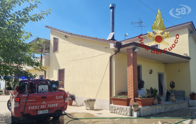 Incendio a Sant'Angelo All'Esca, Vigili del Fuoco sul posto