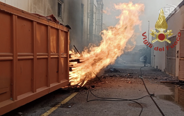 Vallata, fabbrica in fiamme: vigili del fuoco a lavoro