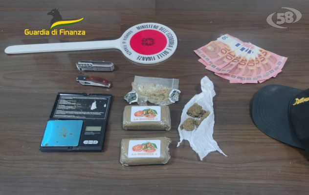 Spaccio di droga, scovato dalla Finanza con hashish e bilancino: arrestato