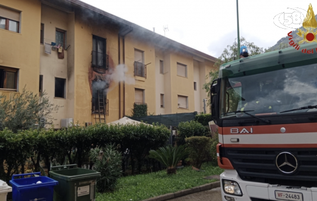 Abitazione in fiamme, anziani salvati dai Vigili del Fuoco