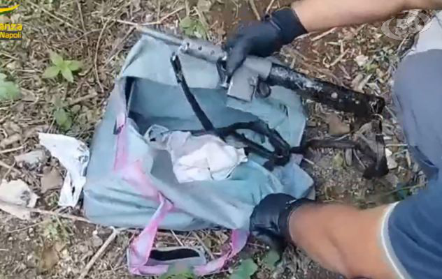 Scoperto un covo con auto rubate, una mitragliatrice e proiettili/VIDEO