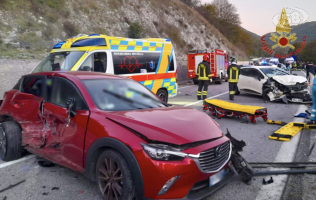 Mega incidente sull'Ofantina, 15 feriti: traffico in tilt