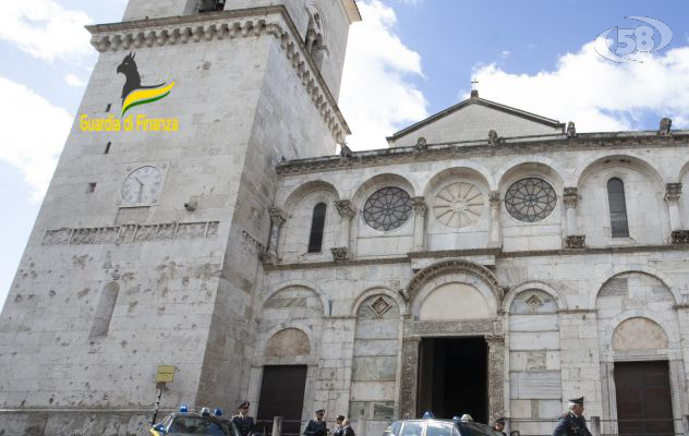 Movida in centro, la Finanza scova un 18enne con un coltello a serramanico