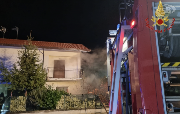 Abitazione in fiamme a Castel Baronia