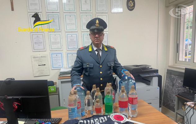 Trasportava 36 litri di grappa in un furgone privi del contrassegno, beccato dalla Finanza