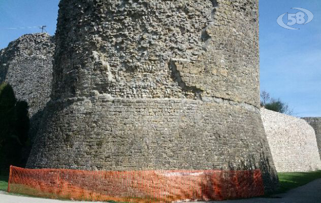 Torri del Castello Normanno: giu' calcinacci e detriti