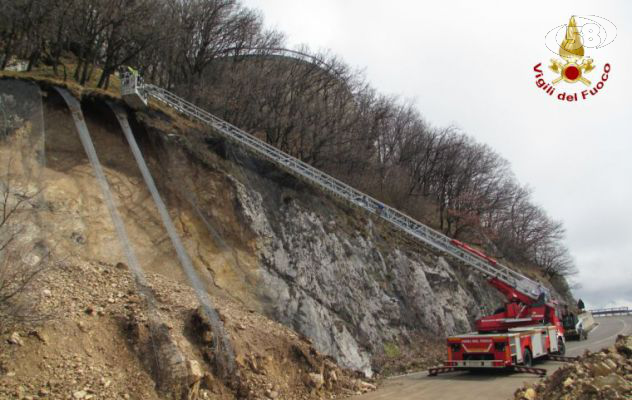 Costone cade sulla strada per Montevergine/Video