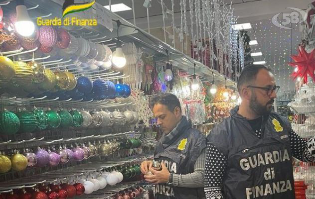 Natale sicuro, blitz della Finanza: sequestrati 160 mila articoli non conformi