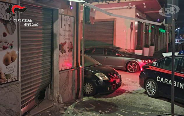 Bomba carta esplode davanti ad un esercizio commerciale
