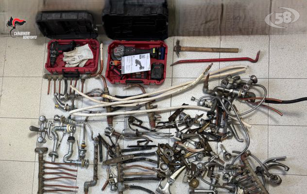 Sorpresi all'interno di una Caserma dismessa, stavano rubando rame e ottone: presi