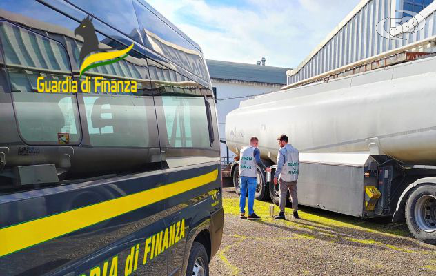 La Finanza sequestra un'autocisterna con 30mila litri di gasolio