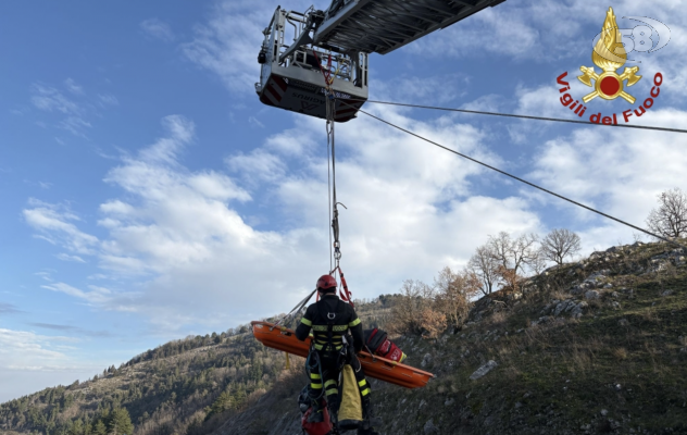 Tenta il suicidio lanciandosi da un ponte, soccorso e trasportato al Moscati