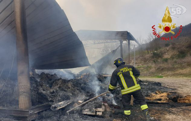 Incendio di un deposito agricolo a Morra De Sanctis 
