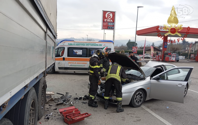 Autovettura contro camion in sosta: incidente a Tre Torri