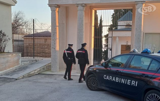 Profanate cappelle funebri nel cimitero comunale