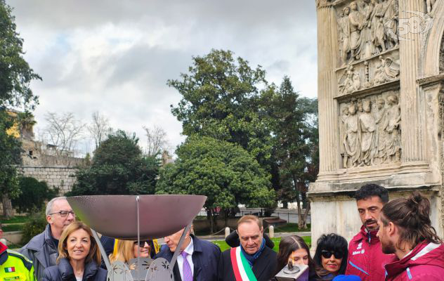 Special Olympics, acceso il Tripode Olimpico davanti all’Arco di Traiano