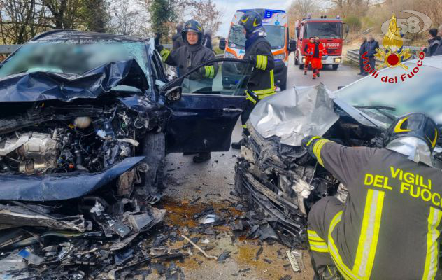 Tragedia sfiorata sulla Fondovalle Ufita: scontro tra auto