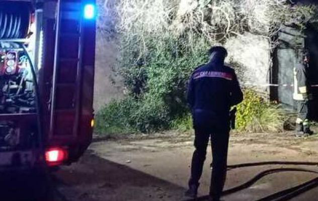 Paternopoli, incendio di un deposito in legno: fiamme dolose