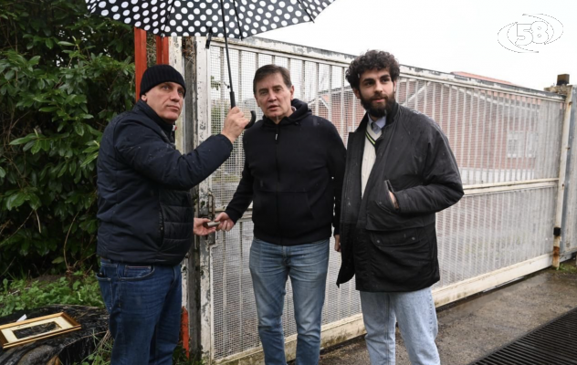 Cancelli chiusi all'ex sede dei Vigili, la commissione resta fuori