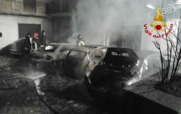 TERRORE A GESUALDO, cinque auto a fuoco in pieno centro. Ipotesi dolosa, nel mirino l'ex sindaco/Video/Intervista