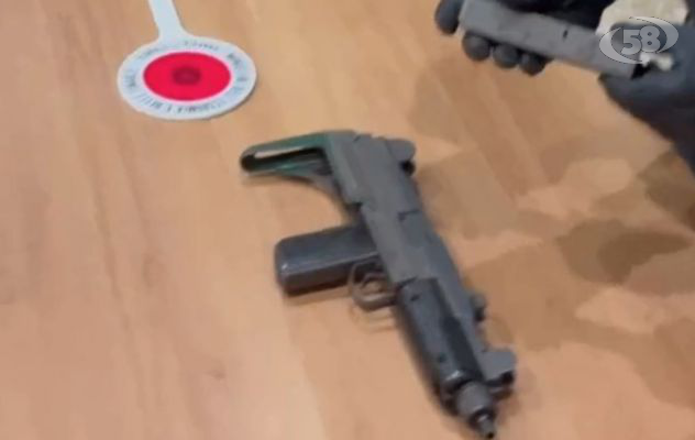 In giro con una mitragliatrice da guerra, una pistola e cartucce: arrestati due giovani. Nei guai anche un minore