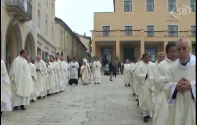 Pasqua sul Tricolle, sacerdoti in processione per il giovedì santo/Video