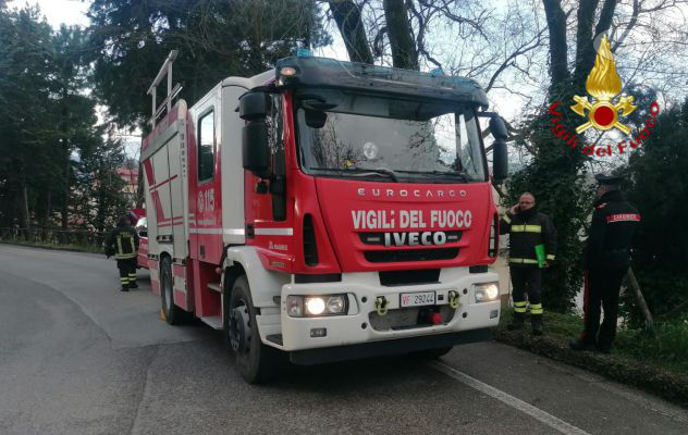 Ariano, auto finisce fuori strada: l'intervento dei Vigili del Fuoco