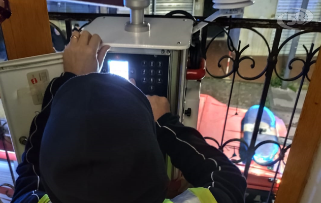 Rogo in un deposito, in corso il monitoraggio dell'Arpac su inquinanti atmosferici