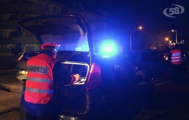 Danneggia i cassonetti dei rifiuti e si scaglia contro i Carabinieri: arrestato 30enne extracomunitario