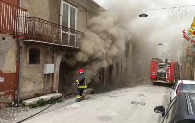Abitazione in fiamme a Chiusano, Vigili del Fuoco a lavoro