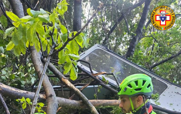Tragedia sul Monte Faito, si spezza un cavo della funivia: 4 morti 