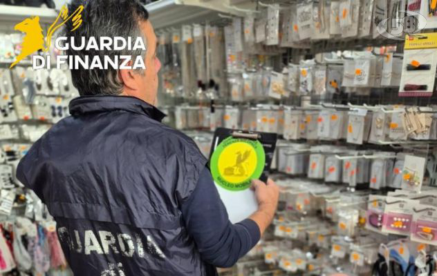 Prodotti non conformi e contraffatti, sequestrati dalla Finanza 160mila articoli