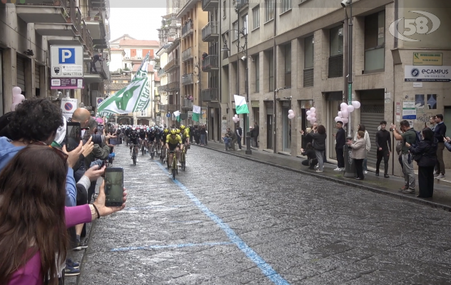 L'Irpinia abbraccia il Giro d'Italia. Maxi caduta a Sperone