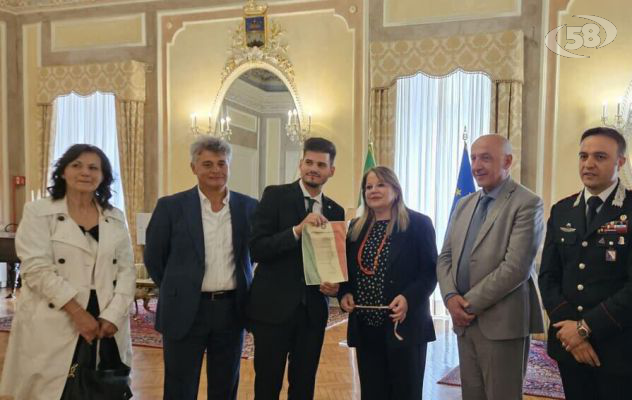 Restituisce un marsupio con 600 euro: premiato dal Prefetto