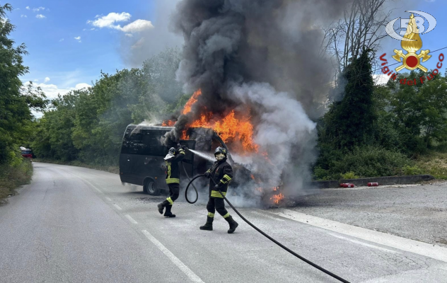 Melito, autobus in fiamme: Vigili del Fuoco a lavoro