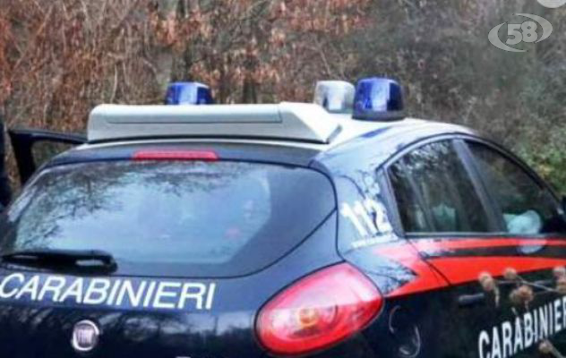 Sparati in pieno giorno, un 30enne colpito all'addome: indagini a tappeto dei Carabinieri