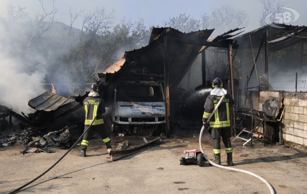 Capannone in fiamme, due persone ferite