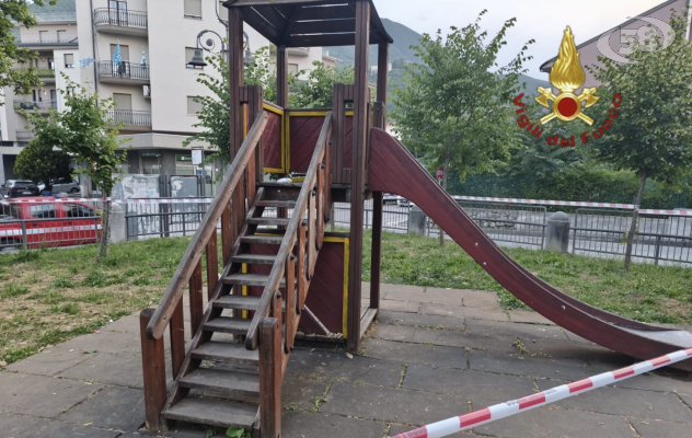 Bambino incastrato in una giostrina, liberato dai Vigili del Fuoco