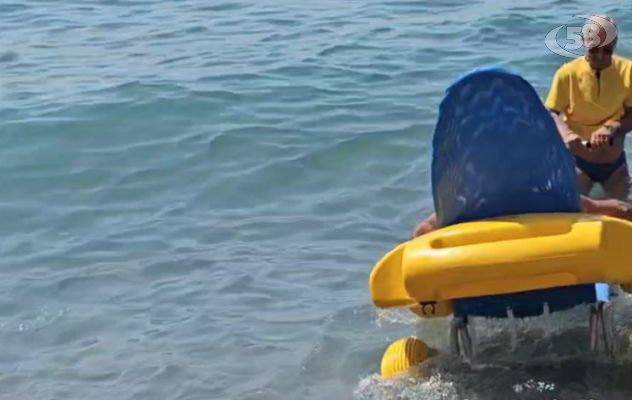 Mare per tutti, ad Amalfi spiaggia con passerelle e sedie speciali per i diversamente abili/VIDEO