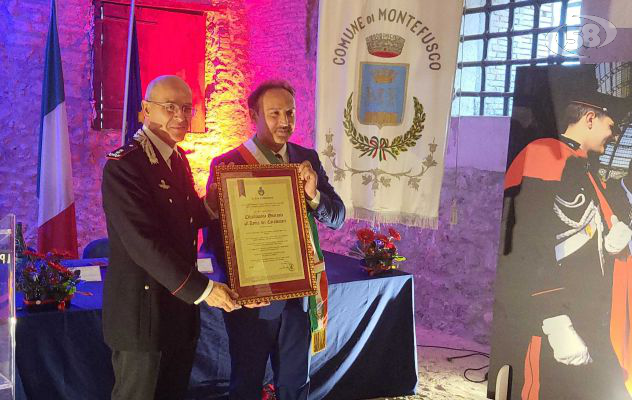 Montefusco conferisce la cittadinanza onoraria all'Arma dei Carabinieri, cerimonia solenne ed emozionante