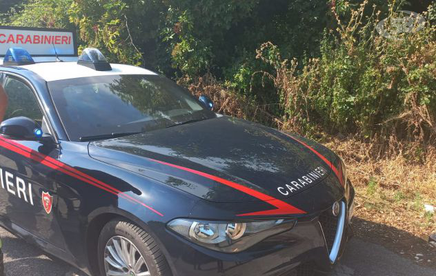 Cadavere carbonizzato trovato all'interno di un'auto