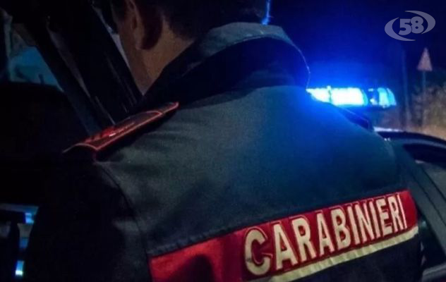 Evade dai domiciliari e danneggia due portoni e due auto con una spranga